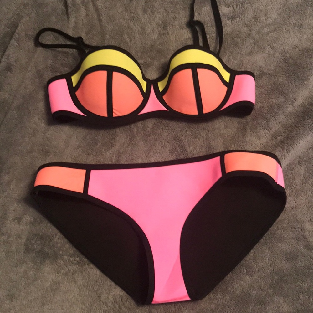 Cute neoprene swimsuit! 🌸